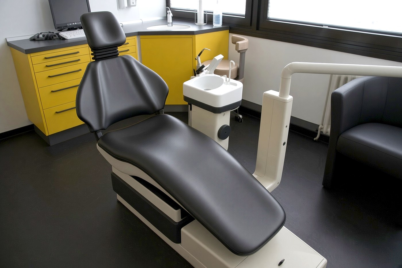 Behandlungszimmer, Seitenansicht mit gelben Schränken